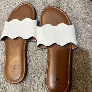 Shade and shore white scallop sandal